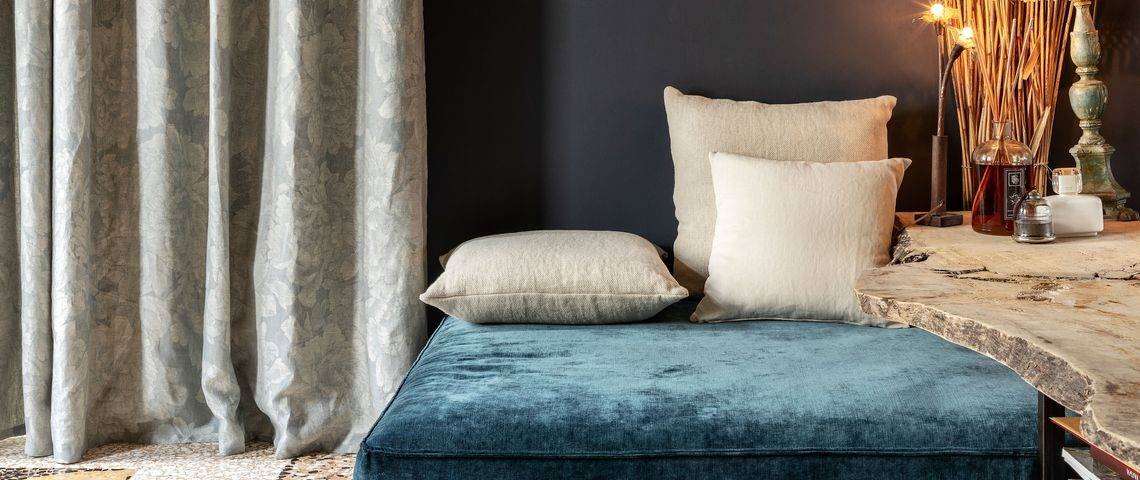 Lichtdichte Vorhänge: edler Vorhangstoff Schweizer Tradition Fischbacher 1819