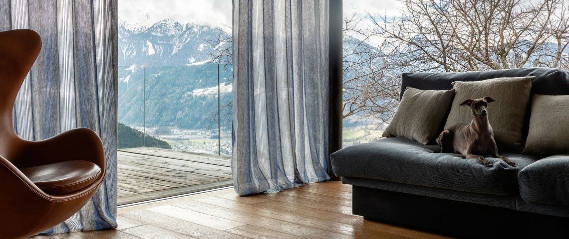 Vorhänge Schweiz: edles Wohnzimmer mit hochwertigen Vorhängen nach Mass