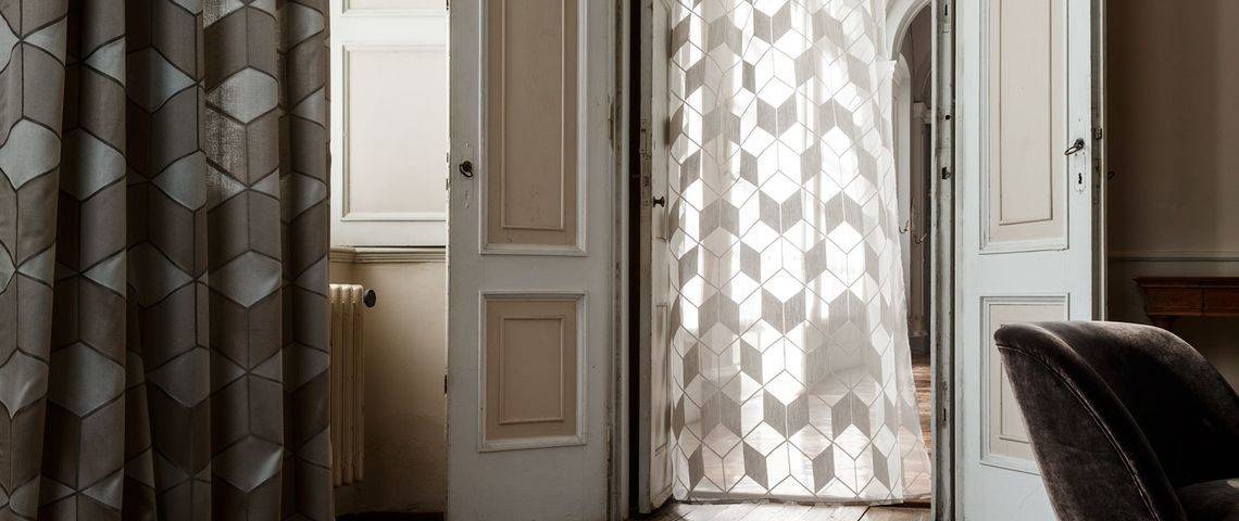 Kunstvolle Gardine und Vorhang mit modernem Muster weiss und anthrazit