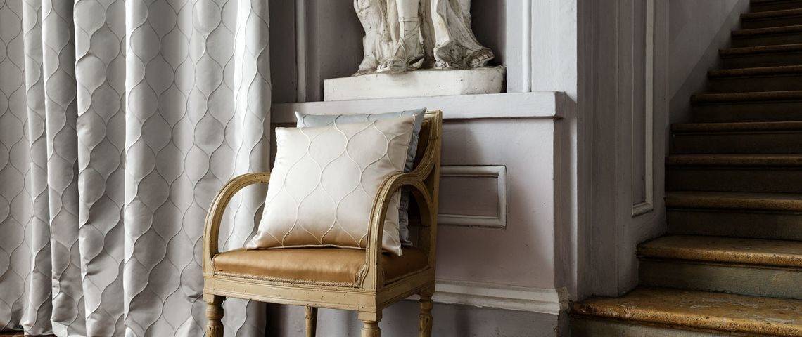 Luxus-Vorhänge in hellem Grau massgeschneidert