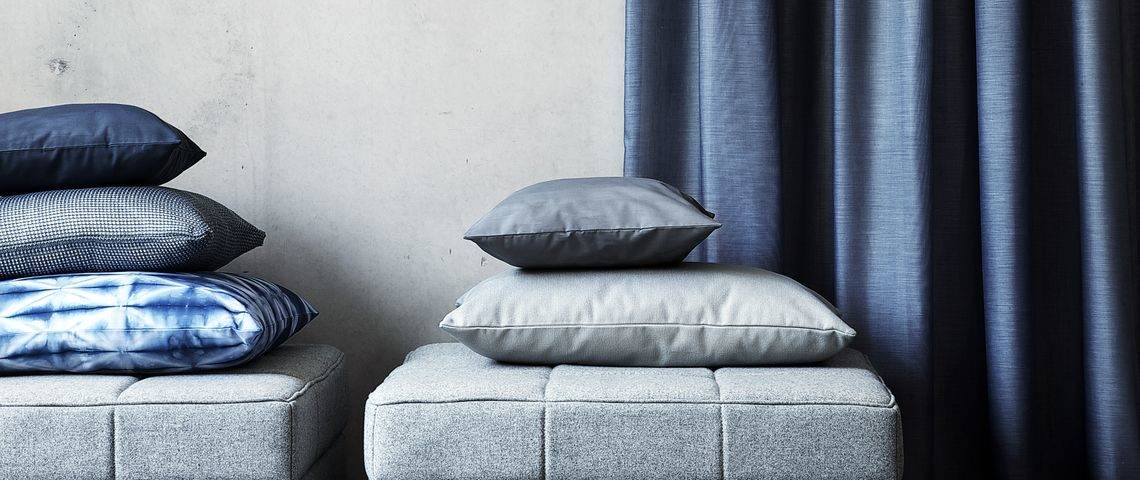 Vorhänge nähen lassen - Nachtvorhang in Blau mit edlen Kissen