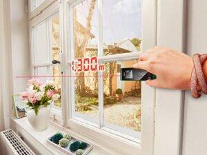 Bosch Lasermessgerät um Fenster richtig auszumessen.