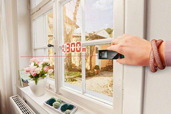 Bosch Lasermessgerät um Fenster richtig auszumessen.