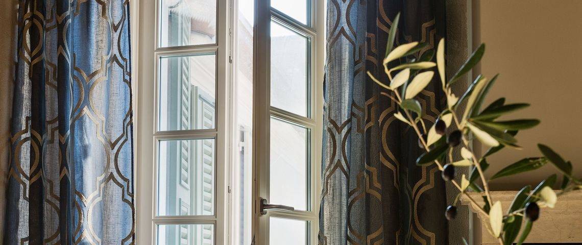 Edler Tagesvorhang Küchenfenster in Blau mit Muster