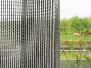 Tagesvorhang REPEAT Abschluss rechts Schwarz-Weiss [0033]