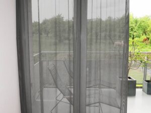 Tagesvorhang REPEAT geschlossener Vorhang Schwarz-Weiss