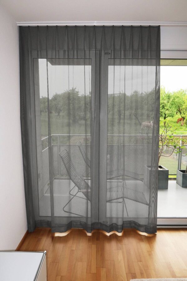 Tagesvorhang REPEAT geschlossener Vorhang Schwarz-Weiss Tagesvorhang REPEAT geschlossener Vorhang Schwarz-Weiss