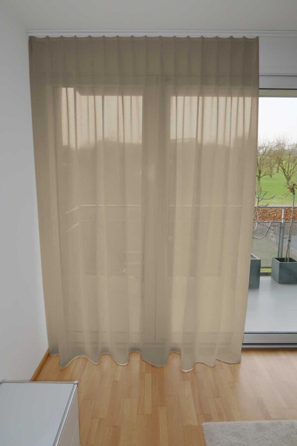 Tagesvorhang AMIRA Fischbacher 1819 geschlossener Vorhang Beigebraun [627]