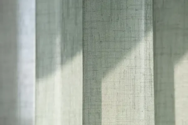 WATERCOLOUR von Kvadrat offener Vorhang