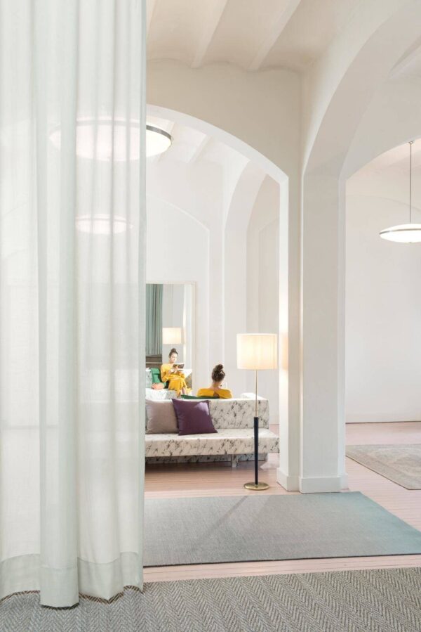 LEXICON von FR-One nach Mass geschlossener Vorhang Seitenansicht