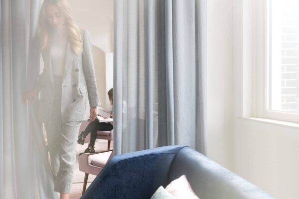 LUCENCE LUCIDITY von FR-One nach Mass geschlossener Vorhang